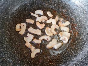 炒锅里刷上一层食用油，放入肥肉片，中火炒出肥肉的油脂，肉片变至焦黄色。