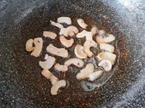炒锅里刷上一层食用油，放入肥肉片，中火炒出肥肉的油脂，肉片变至焦黄色。