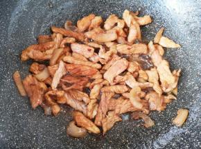 下入腌制好的瘦肉，大火炒熟盛出备用。