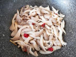 下入蘑菇翻炒至变软。