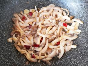 加入一勺生抽翻炒均匀。