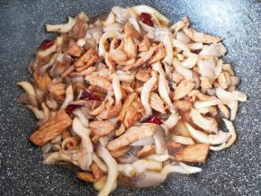 下入炒好的肉片翻炒均匀。