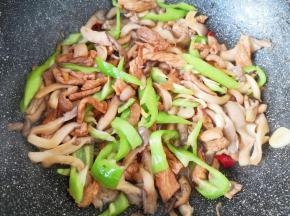 下入青椒丝翻炒至断生。