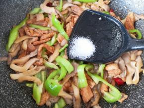 放盐调味。