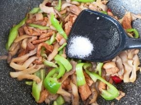 放盐调味。