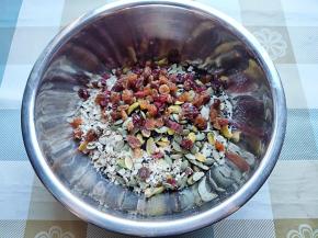 先将麦片、面粉、奶粉、坚果和果干倒一个大盆里，混合拌匀。盐可放可不放的，影响不大。