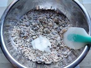 倒入椰子油。因为现在天冷，椰子油是凝固的，可以加热融化，也可以换黄油，不过味道就不一样了。加椰子油有一股淡淡椰香，黄油就不是这个味了，看各人喜好吧。