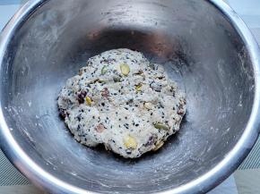 戴上手套，将所有料压拌均匀，直到全部材料能成团不散开，如果实在太干，可以再加一点点水。然后静置10分钟。静置是为了让各种材料浸润入味，烤出来才好吃。