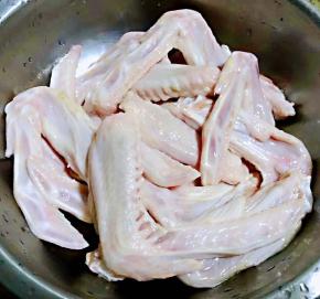 准备原材料新鲜的鸭翅