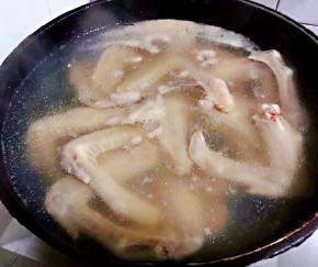 锅中烧开水料酒放入鸭翅焯水断生去除油脂和杂质