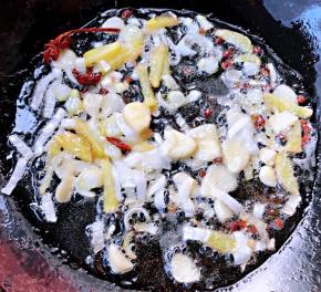 锅中倒入底油加热放入花椒和八角炸香再放入葱姜蒜爆香