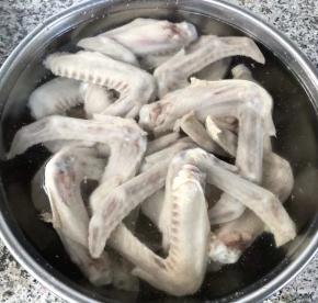 焯好水的鸭翅料酒放入冷水中过凉多冲洗几遍