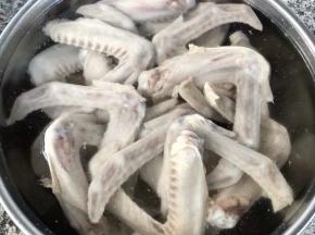 焯好水的鸭翅料酒放入冷水中过凉多冲洗几遍