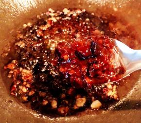 倒入调味料一品鲜酱油、蚝油、糖、郫县豆瓣酱炒匀