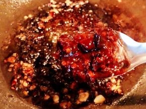 倒入调味料一品鲜酱油、蚝油、糖、郫县豆瓣酱炒匀