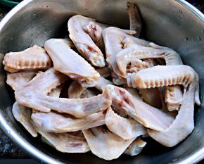 洗净处理好的鸭翅沥干水份