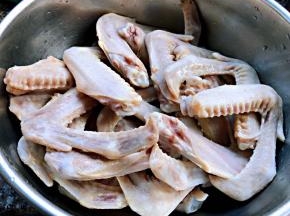 洗净处理好的鸭翅沥干水份