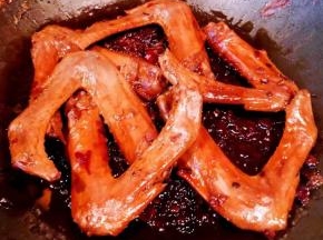 汤汁㸆干时鸭翅完全入味即可出锅享用