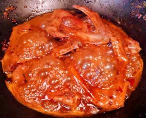 鸭翅炖至汤汁不多时放入盐和味精调味