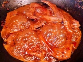 鸭翅炖至汤汁不多时放入盐和味精调味