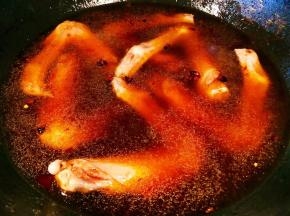 添加适量清水几乎没过鸭翅盖上锅盖大火炖起来