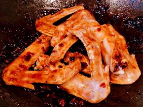 放入鸭翅大火快速翻炒入味使鸭翅均匀的裹上酱料