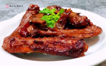 好吃到爆的红烧鸭翅装入盘中就大功告成啦