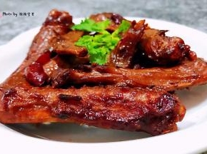 好吃到爆的红烧鸭翅装入盘中就大功告成啦