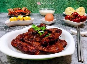 鸭翅的营养非常丰富经常食用对身体有益噢