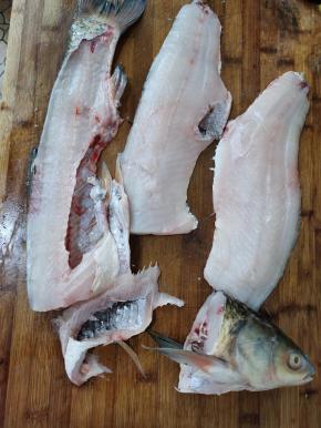 买回来的草鱼处理干净，去掉鱼头，顺着骨头从中间片开