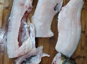 买回来的草鱼处理干净，去掉鱼头，顺着骨头从中间片开