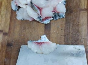 鱼肉片成薄厚均匀的片！