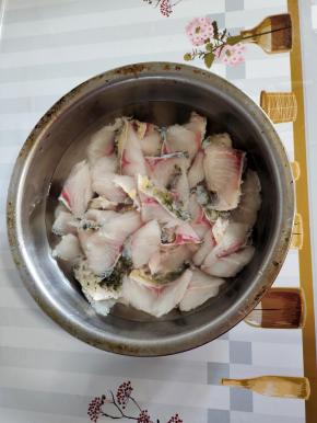 加入清水把鱼片反复清洗几遍！