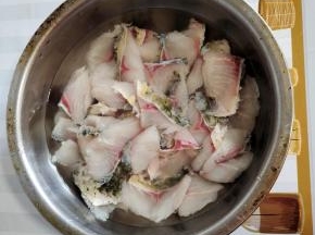 加入清水把鱼片反复清洗几遍！