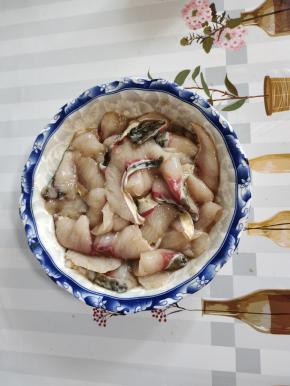 用手把鱼片挤干水分，加入盐料酒，鸡精胡椒粉，再打入一个蛋清抓拌均匀，搅打上劲，再加入一勺干淀粉继续抓拌均匀！最后加入一汤匙食用油再次抓拌均匀备用！