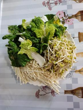 金针菇去掉根部洗净挤干水分，黄豆芽洗净，小青菜洗净备用！