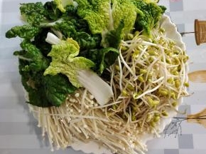 金针菇去掉根部洗净挤干水分，黄豆芽洗净，小青菜洗净备用！