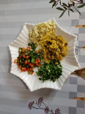 蒜瓣剁成蒜蓉，生姜切成丝，蒜苗切成末，野山椒切成末，青红尖椒切成圈备用！