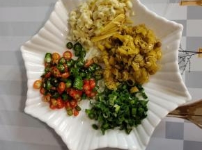 蒜瓣剁成蒜蓉，生姜切成丝，蒜苗切成末，野山椒切成末，青红尖椒切成圈备用！