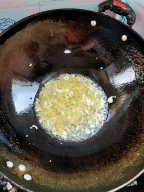 起锅烧油，放入蒜瓣生姜，野山椒炒香！