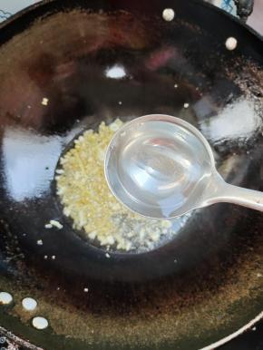 放入两大勺白醋！