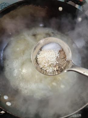 放入盐鸡精胡椒粉调味儿！