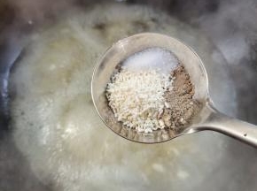 放入盐鸡精胡椒粉调味儿！