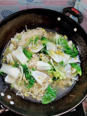 煮开放入自己喜欢吃的配菜！