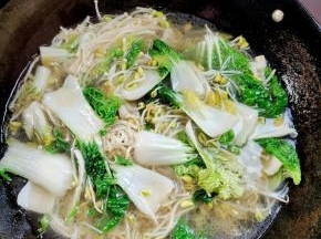 煮开放入自己喜欢吃的配菜！