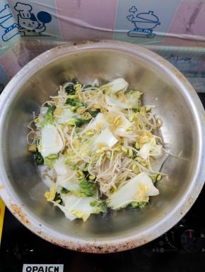 煮至断生捞出装入盆中垫底！