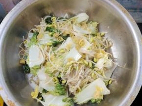 煮至断生捞出装入盆中垫底！