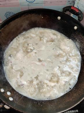 改小火下入鱼片，一片一片往里放，鱼片全部下完开大火煮1分钟即可关火！