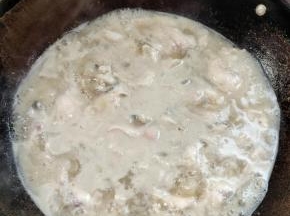 改小火下入鱼片，一片一片往里放，鱼片全部下完开大火煮1分钟即可关火！