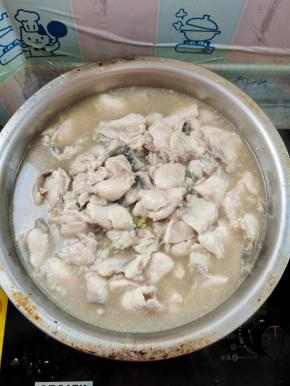 连汤一起倒入盆中！